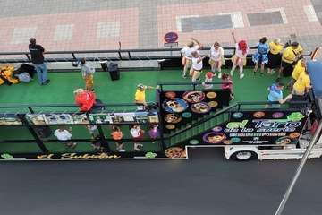 Tres carrozas anuncian por las calles de Telde el inicio del Carnaval/TA y Jesús Ruiz Mesa.